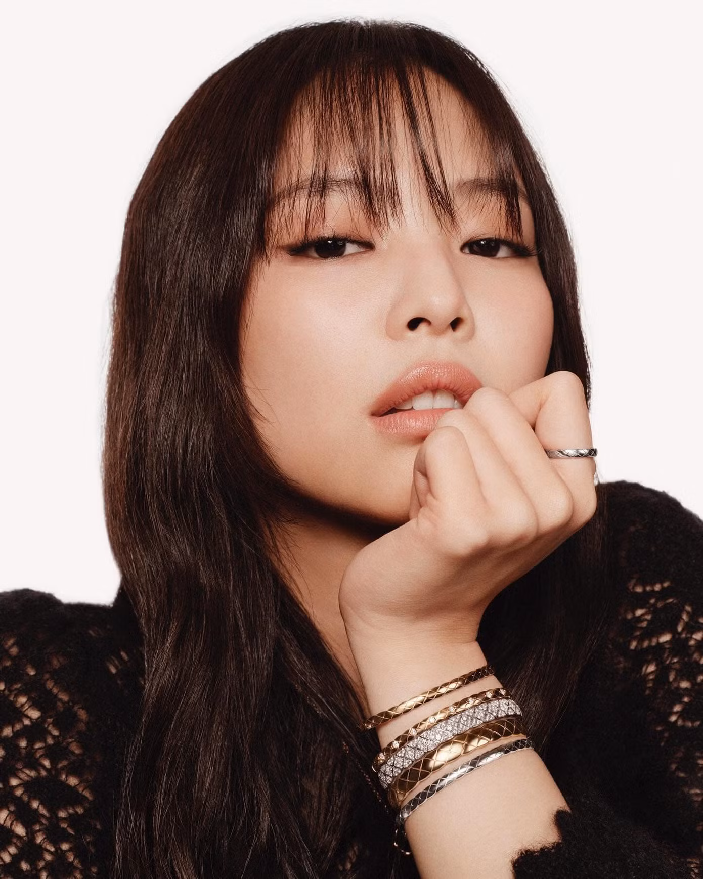 Nàng IT girl xứ sở Kim chi xuất hiện thanh lịch cùng trang sức cao cấp Coco Crush. Nàng IT girl xứ sở Kim chi xuất hiện thanh lịch cùng trang sức cao cấp Coco Crush.
