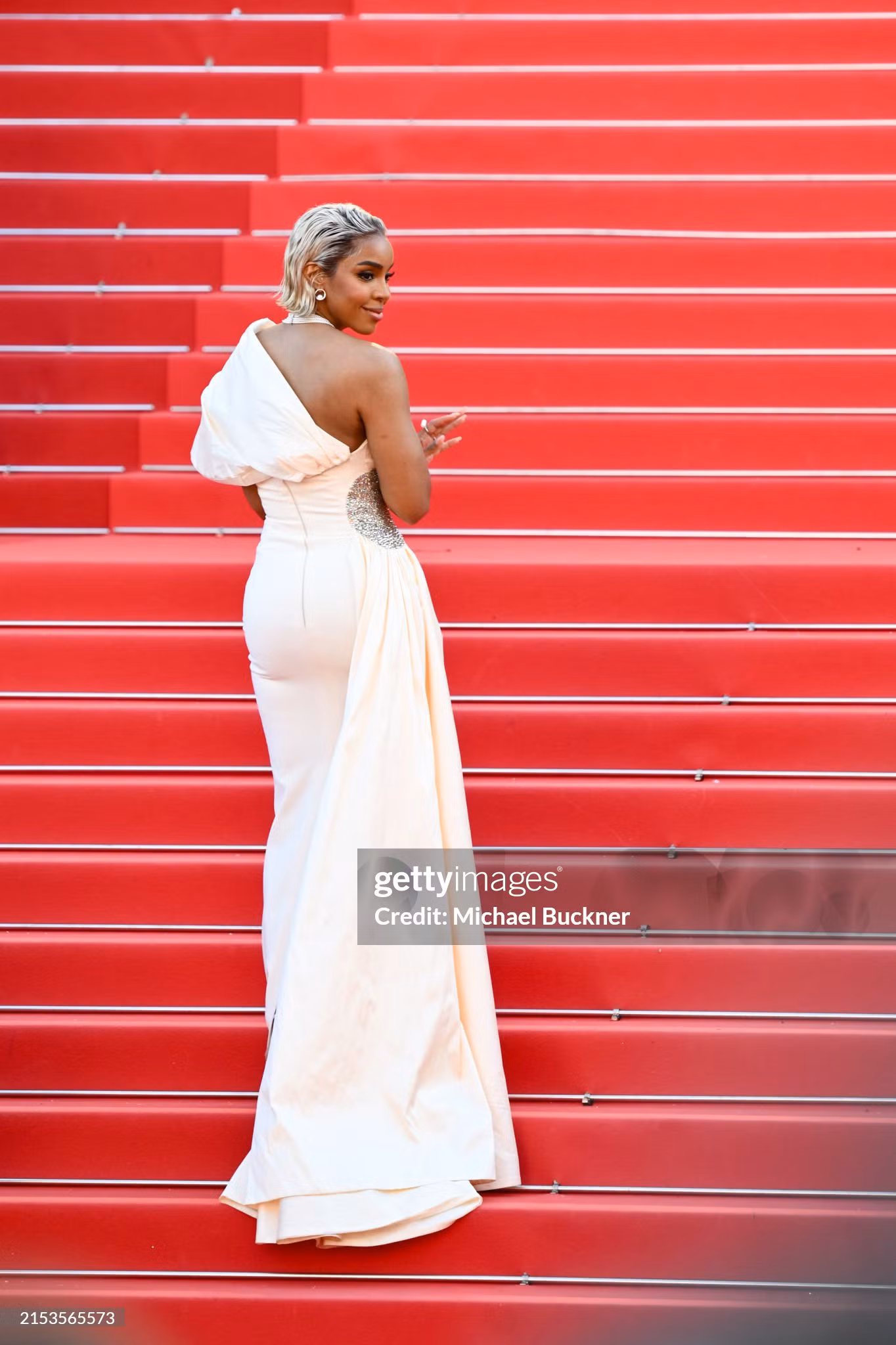 Kelly Rowland dè dặt hơn trên thảm đỏ Cannes ngày 9 sau "biến căng" với nhân viên bảo an ngày hôm qua. Giọng ca người Mỹ diện đầm lệch vai màu kem thanh lịch, phối cùng vòng cổ kim cương.