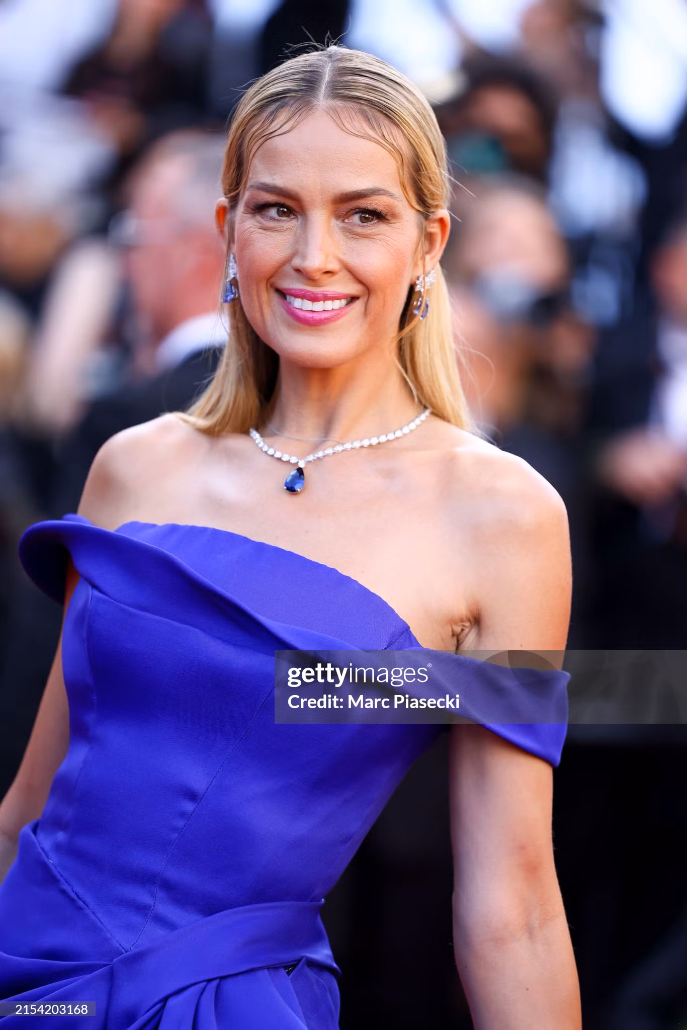 Người mẫu Petra Nemcova hút mắt trong mẫu đầm dạ hội màu xanh ngọc trễ vai. Mỹ nhân Cộng hòa Séc tạo điểm nhấn cho tạo hình với trang sức đá quý cùng tông màu.