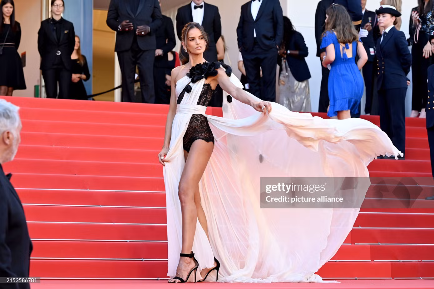 Cũng chọn tông màu đen trắng, "chân dài" Izabel Goulart cuốn hút hơn nhiều nhờ phần hoa nổi đính kết, phần bodysuit ren ôm sát cơ thể.
