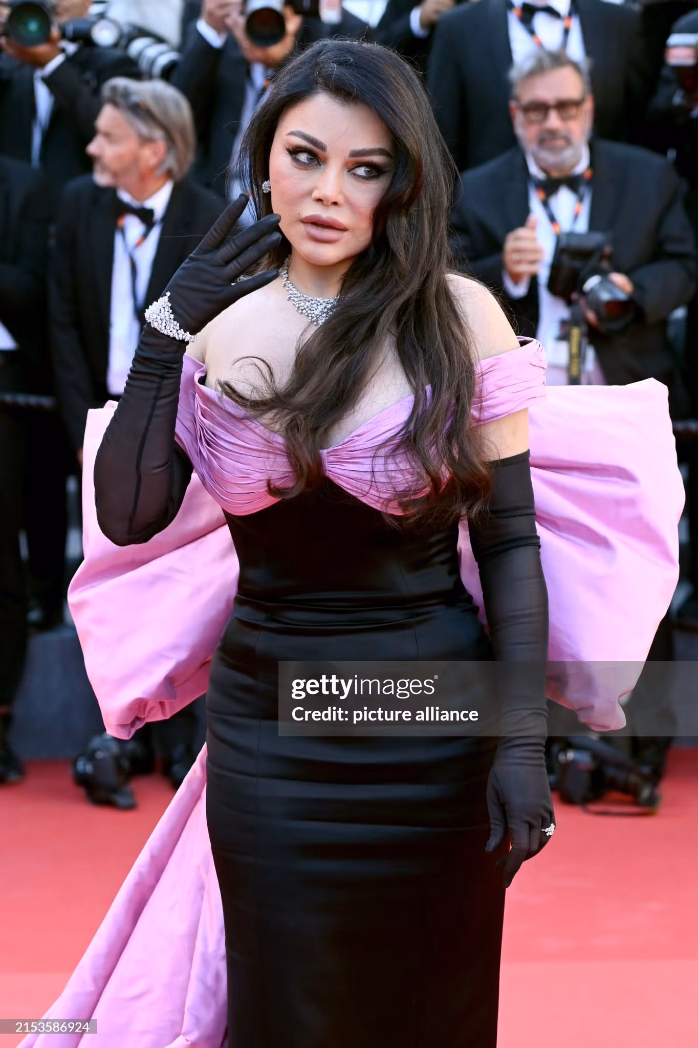 Haifa Wehbe lăng xê xu hướng nơ to bản trên mẫu đầm dạ hội tham gia LHP Cannes 2024. Tuy nhiên, kiểu trang điểm đậm khiến tạo hình của nữ ca sĩ người Li-băng trông rời rạc.