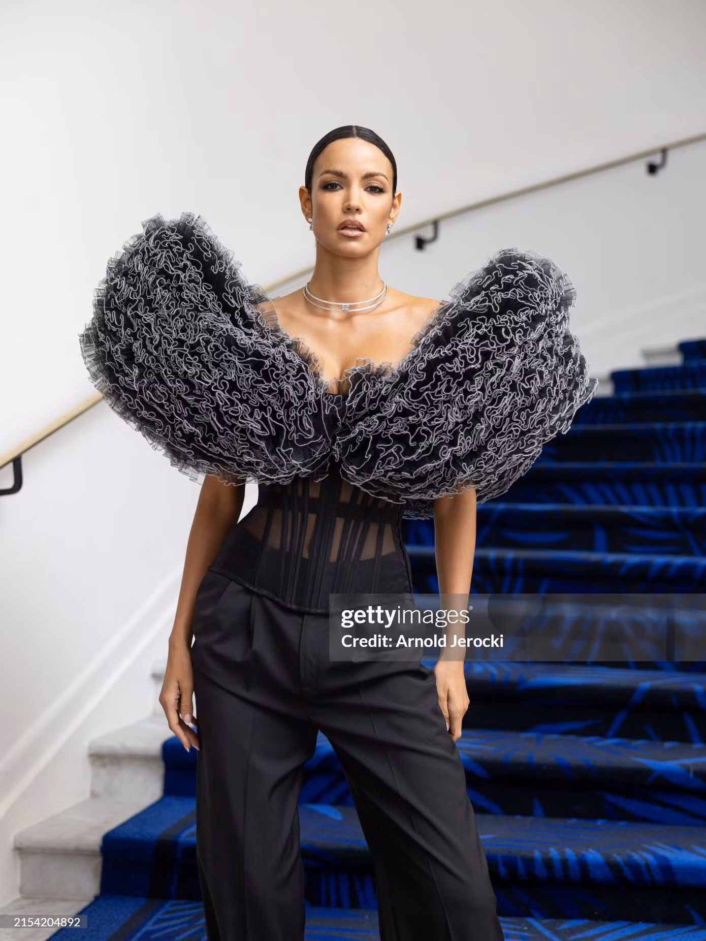 Người mẫu Brazil cá tính trong thiết kế dựng form corset. Chi tiết vai phồng trở thành điểm nhấn đắt giá cho tạo hình, biến cô thành bông hồng đen bí ẩn trên thảm đỏ.