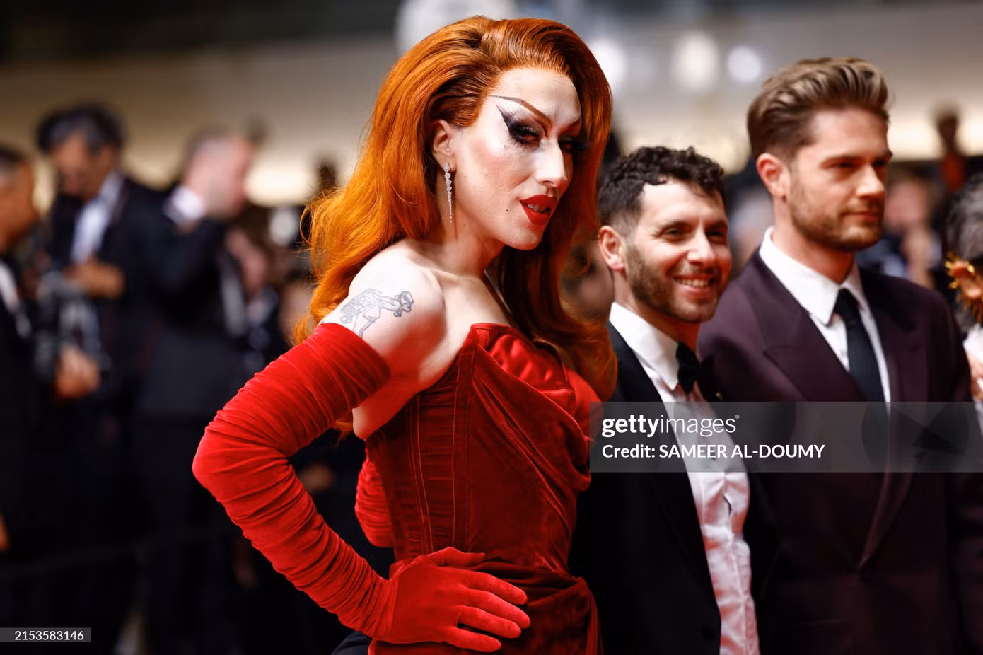 Drag queen người Pháp Paloma ấn tượng trong mẫu đầm nhung đỏ.