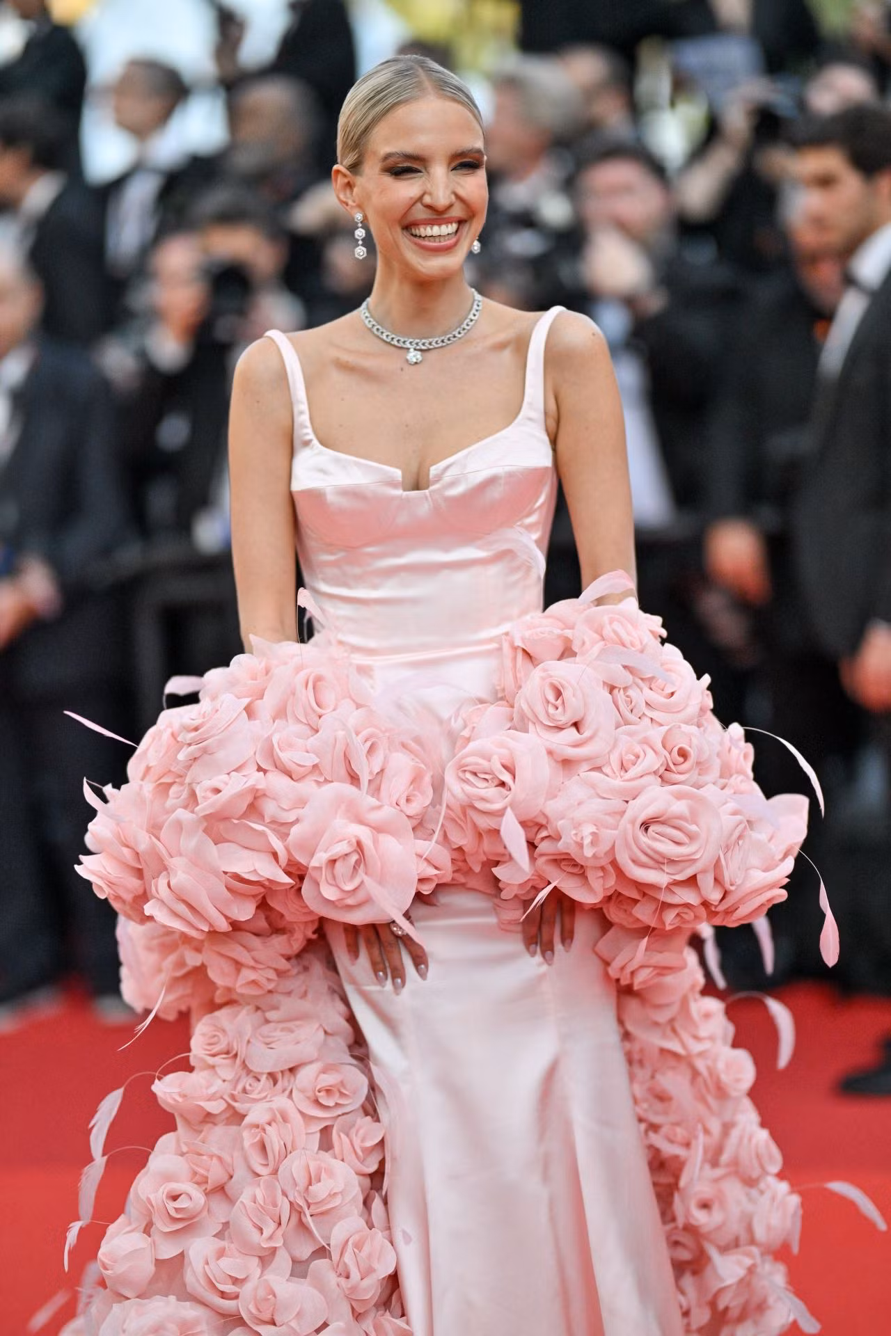 Thiết kế "gây sốt" từng được fashionista, blogger người Đức, Leonie Hanne diện tại LHP Cannes lần thứ 76 vào tháng 5/2023.