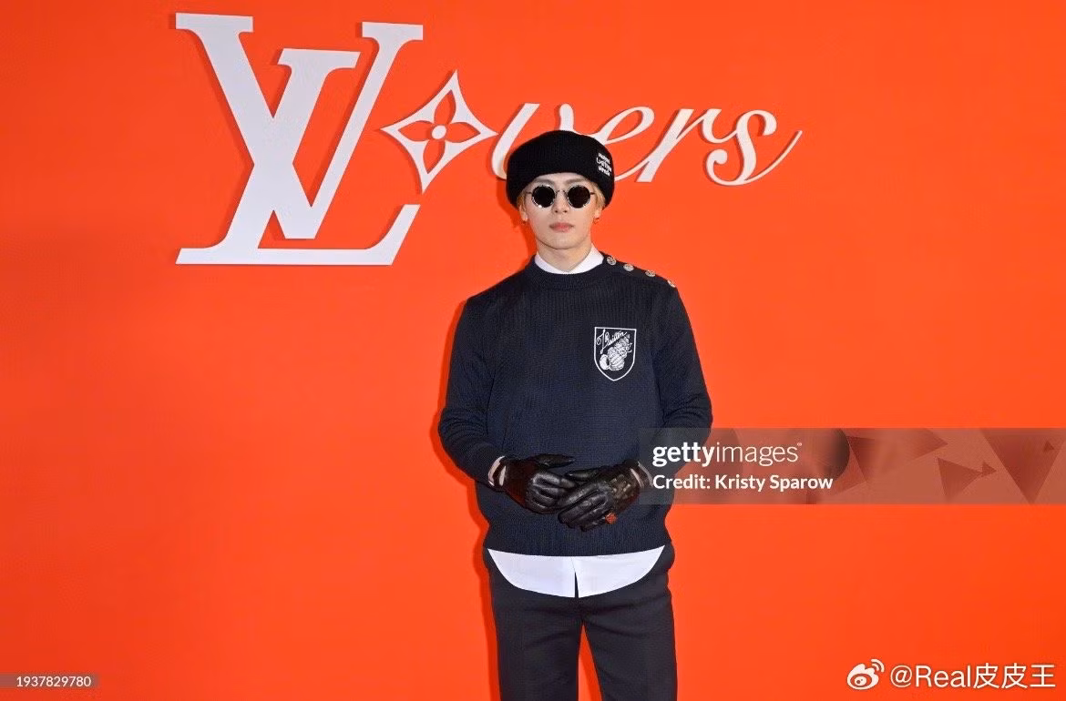 Đại diện thương hiệu Vương Gia Nhĩ (Jackson Wang) xuất hiện nguyên cây đen. Tạo hình của nam nghệ sĩ được đánh giá là quá an toàn, thiếu sự nổi loạn quen thuộc.