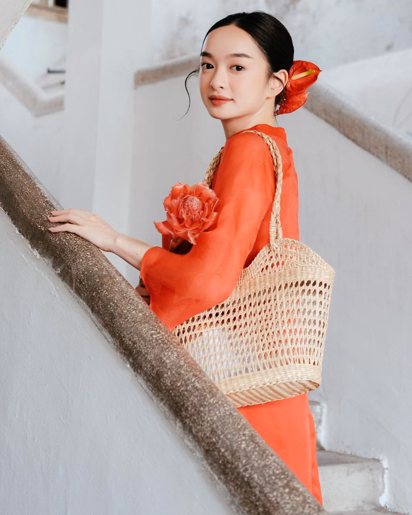 Trong khi Á hậu Thảo Nhi Lê khoe nhan sắc mặn mà cùng nơ và móng tay cùng tông đỏ, Kaity Nguyễn đằm thắm với hoa hồng môn.