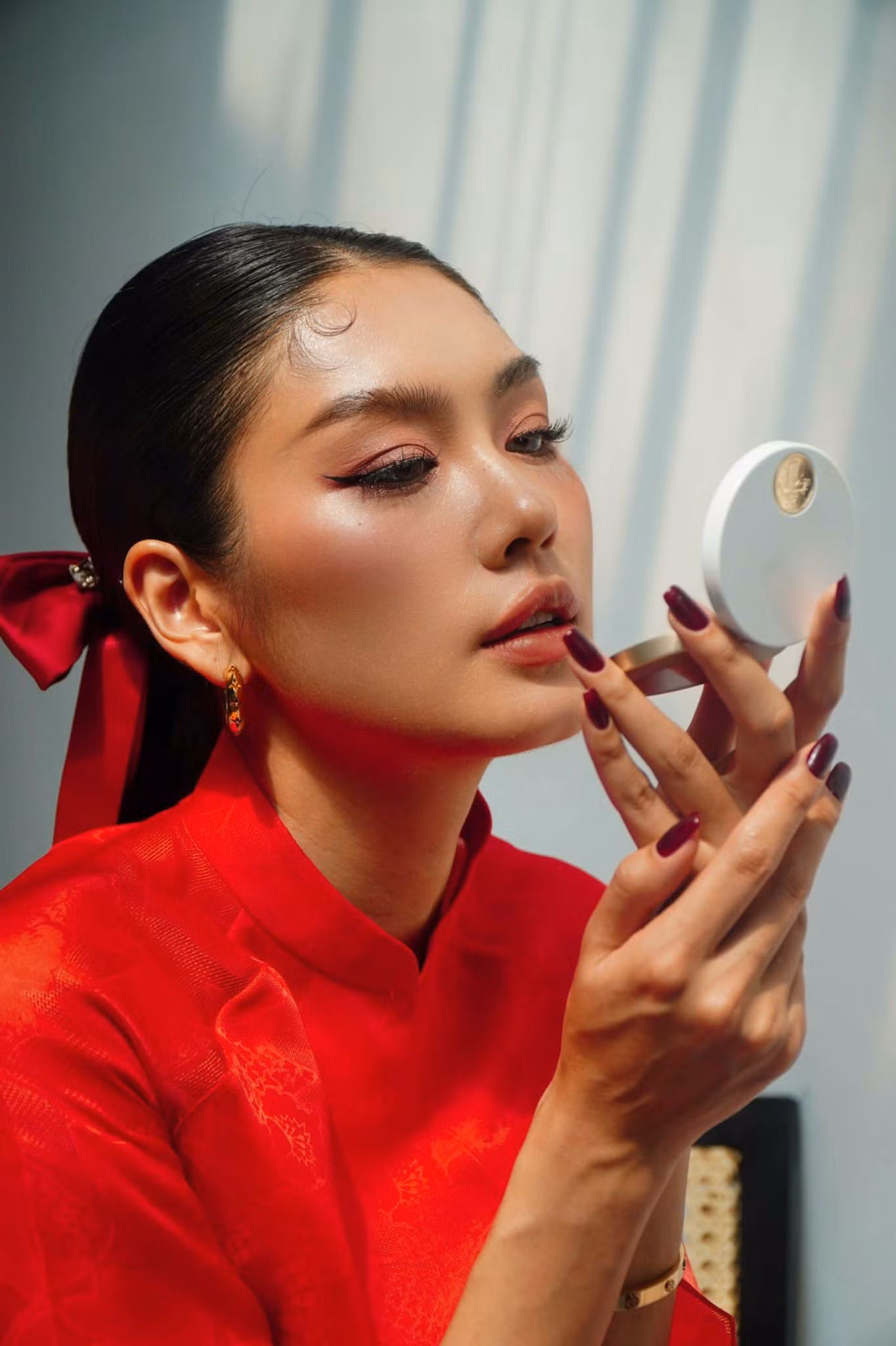 Trong khi Á hậu Thảo Nhi Lê khoe nhan sắc mặn mà cùng nơ và móng tay cùng tông đỏ, Kaity Nguyễn đằm thắm với hoa hồng môn.