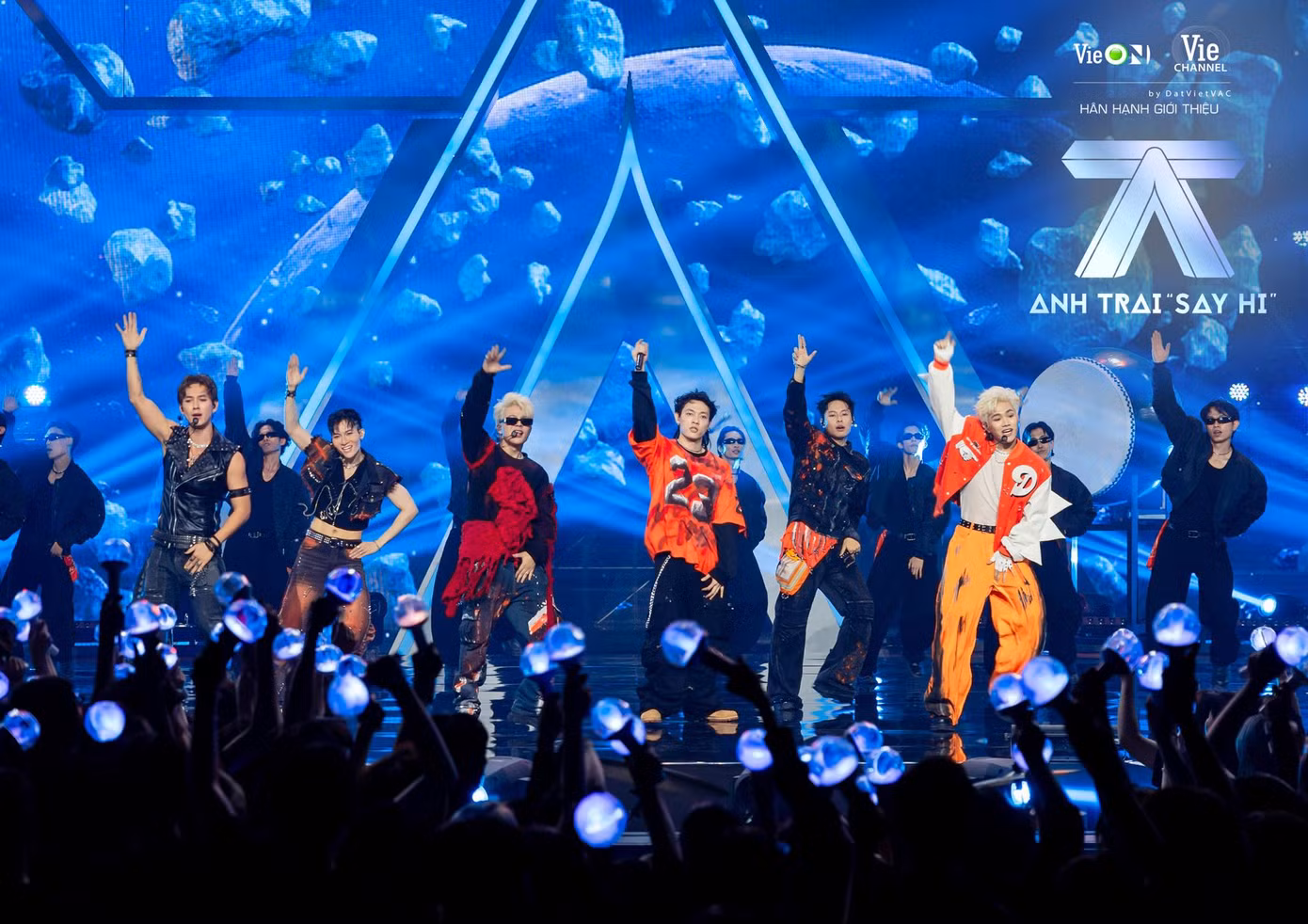 Đảm nhận vị trí đội trưởng trong Live stage 1, Song Luân giúp team có chiến thắng đầu tay với sân khấu No Far No Star. Đảm nhận vị trí đội trưởng trong Live stage 1, Song Luân giúp team có chiến thắng đầu tay với sân khấu No Far No Star.