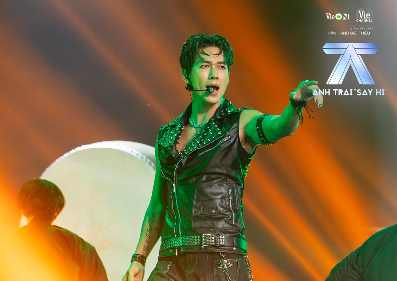 Đảm nhận vị trí đội trưởng trong Live stage 1, Song Luân giúp team có chiến thắng đầu tay với sân khấu No Far No Star. Đảm nhận vị trí đội trưởng trong Live stage 1, Song Luân giúp team có chiến thắng đầu tay với sân khấu No Far No Star.
