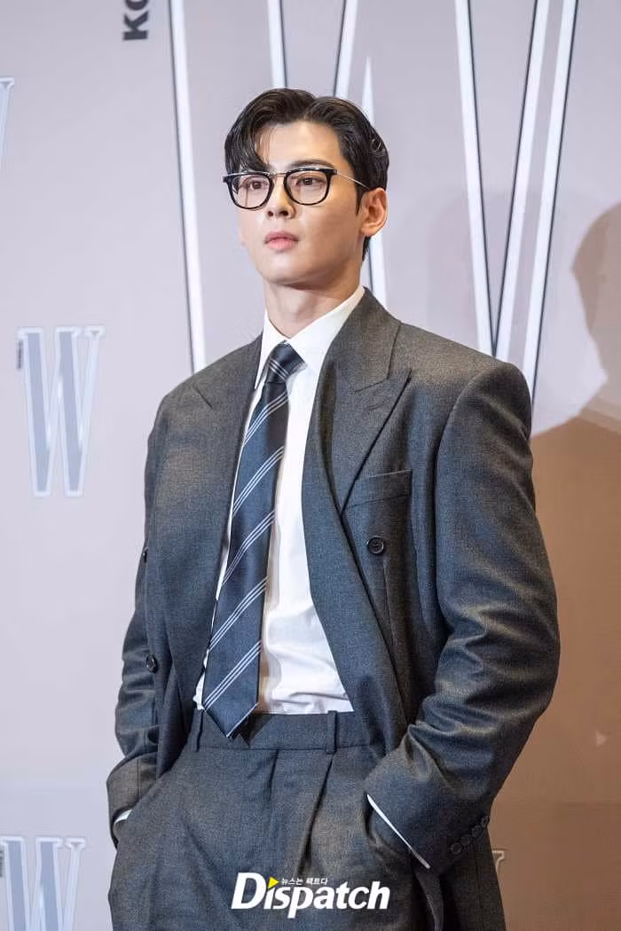Visual "không góc chết" của Cha Eun Woo với gọng kính mảnh. Visual "không góc chết" của Cha Eun Woo với gọng kính mảnh.