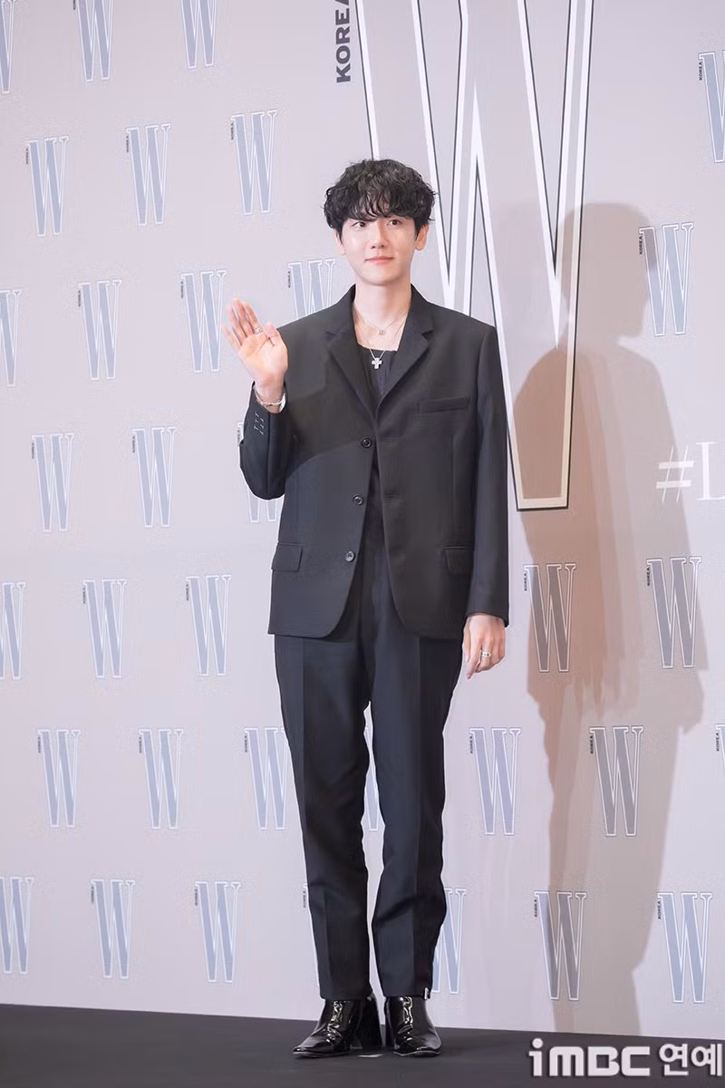 Baekhyun EXO diện âu phục đen, tạo điểm nhấn với kiểu tóc xoăn mới lạ. Người hâm mộ khen ngợi tạo hình đáng yêu như "cún bông" của nam idol. Baekhyun EXO diện âu phục đen, tạo điểm nhấn với kiểu tóc xoăn mới lạ. Người hâm mộ khen ngợi tạo hình đáng yêu như "cún bông" của nam idol.