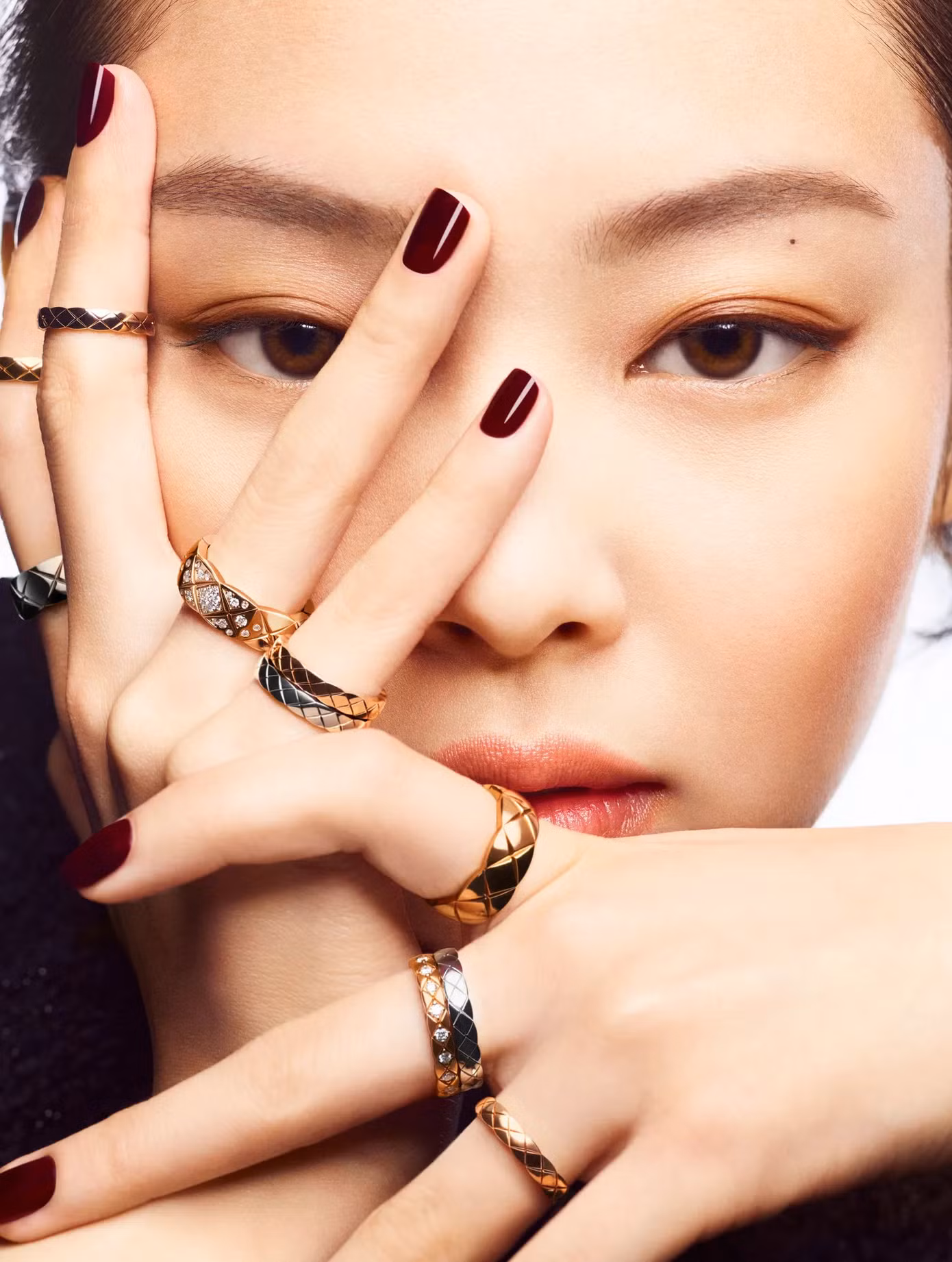 Phong cách thống nhất của Jennie BLACKPINK trong chiến dịch quảng bá trang sức Coco Crush từ 2022, 2023, 2024 (trái sang phải). Phong cách thống nhất của Jennie BLACKPINK trong chiến dịch quảng bá trang sức Coco Crush từ 2022, 2023, 2024 (trái sang phải).