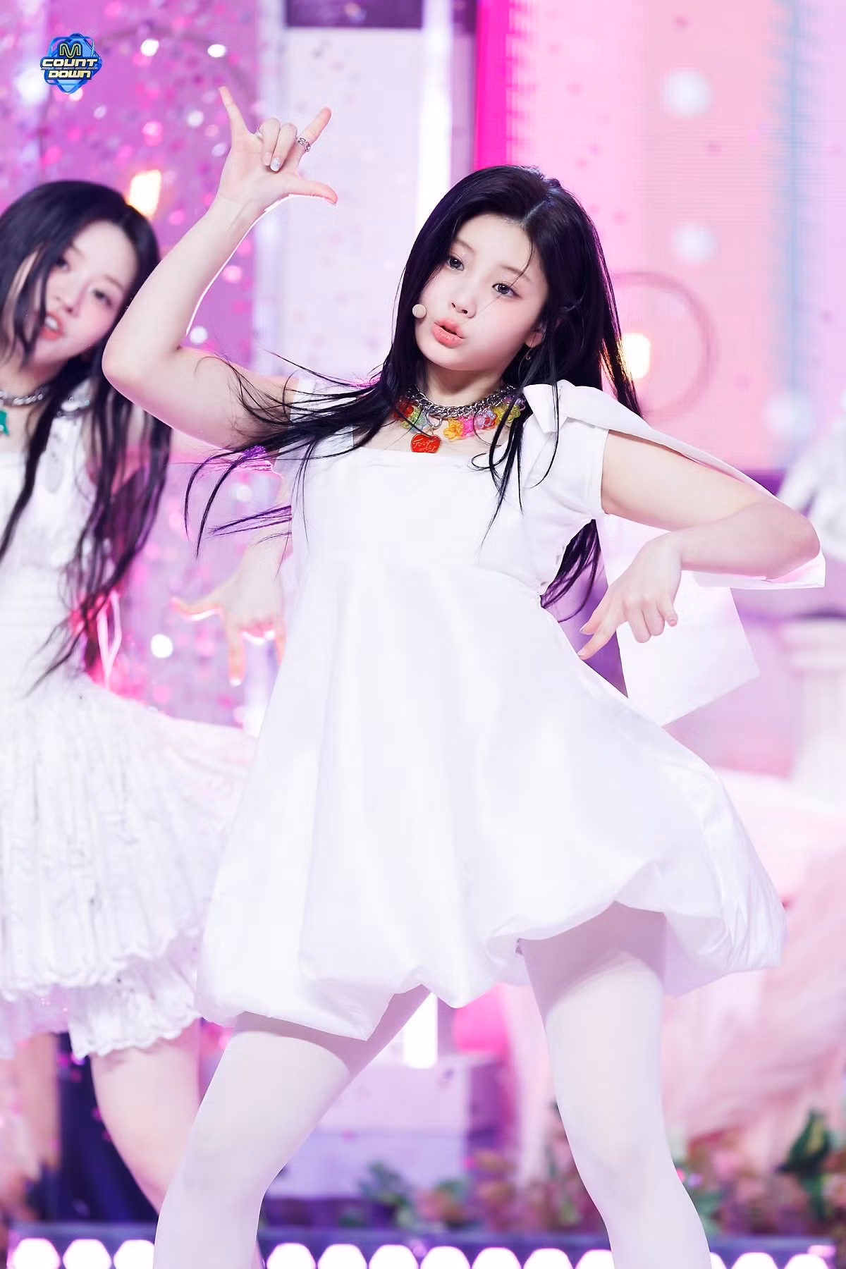 Girlgroup tân binh ILLIT tích cực lăng xê dáng váy phồng trong màn debut Magnetic. Girlgroup tân binh ILLIT tích cực lăng xê dáng váy phồng trong màn debut Magnetic.