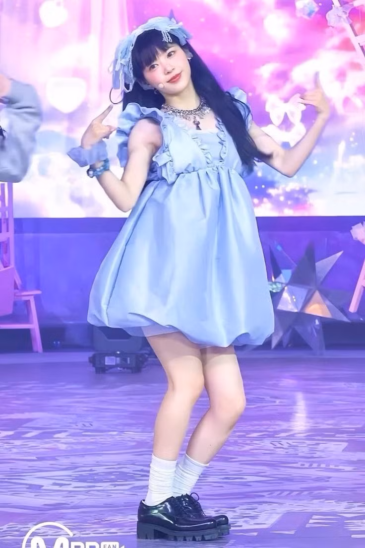 Girlgroup tân binh ILLIT tích cực lăng xê dáng váy phồng trong màn debut Magnetic. Girlgroup tân binh ILLIT tích cực lăng xê dáng váy phồng trong màn debut Magnetic.