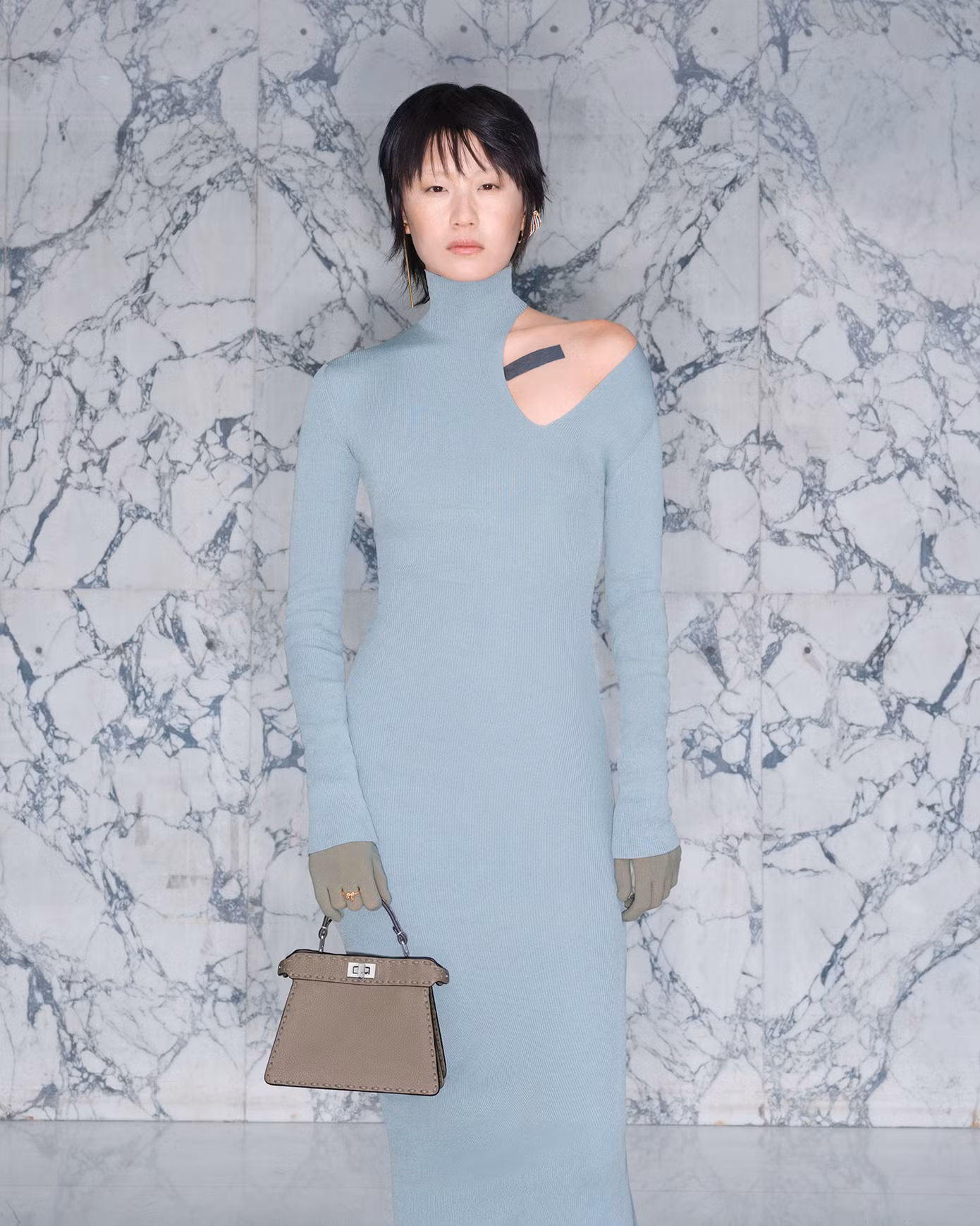 IVE vinh dự sở hữu hai gương mặt cùng được vinh danh trên VOGUE Korea. Ahn Yujin diện thiết kế thuộc BST Xuân Hè 2024 của nhà mốt Fendi.