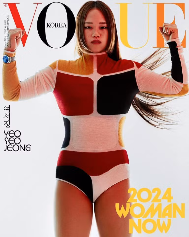 Kim Yuna và Yeo Seo Jeong là hai vận động viên được VOGUE Hàn vinh danh. "Nữ hoàng sân băng" Kim Yuna yêu kiều với tấm hình chân dung cùng Dior Beauty. Yeo Seo Jeong - ngôi sao sáng của thể dục dụng cụ Hàn Quốc gây ấn tượng với mái tóc hime cá tính.