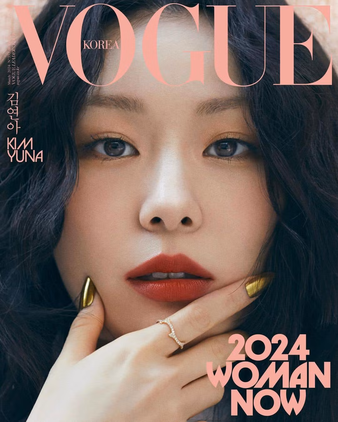 Kim Yuna và Yeo Seo Jeong là hai vận động viên được VOGUE Hàn vinh danh. "Nữ hoàng sân băng" Kim Yuna yêu kiều với tấm hình chân dung cùng Dior Beauty. Yeo Seo Jeong - ngôi sao sáng của thể dục dụng cụ Hàn Quốc gây ấn tượng với mái tóc hime cá tính.