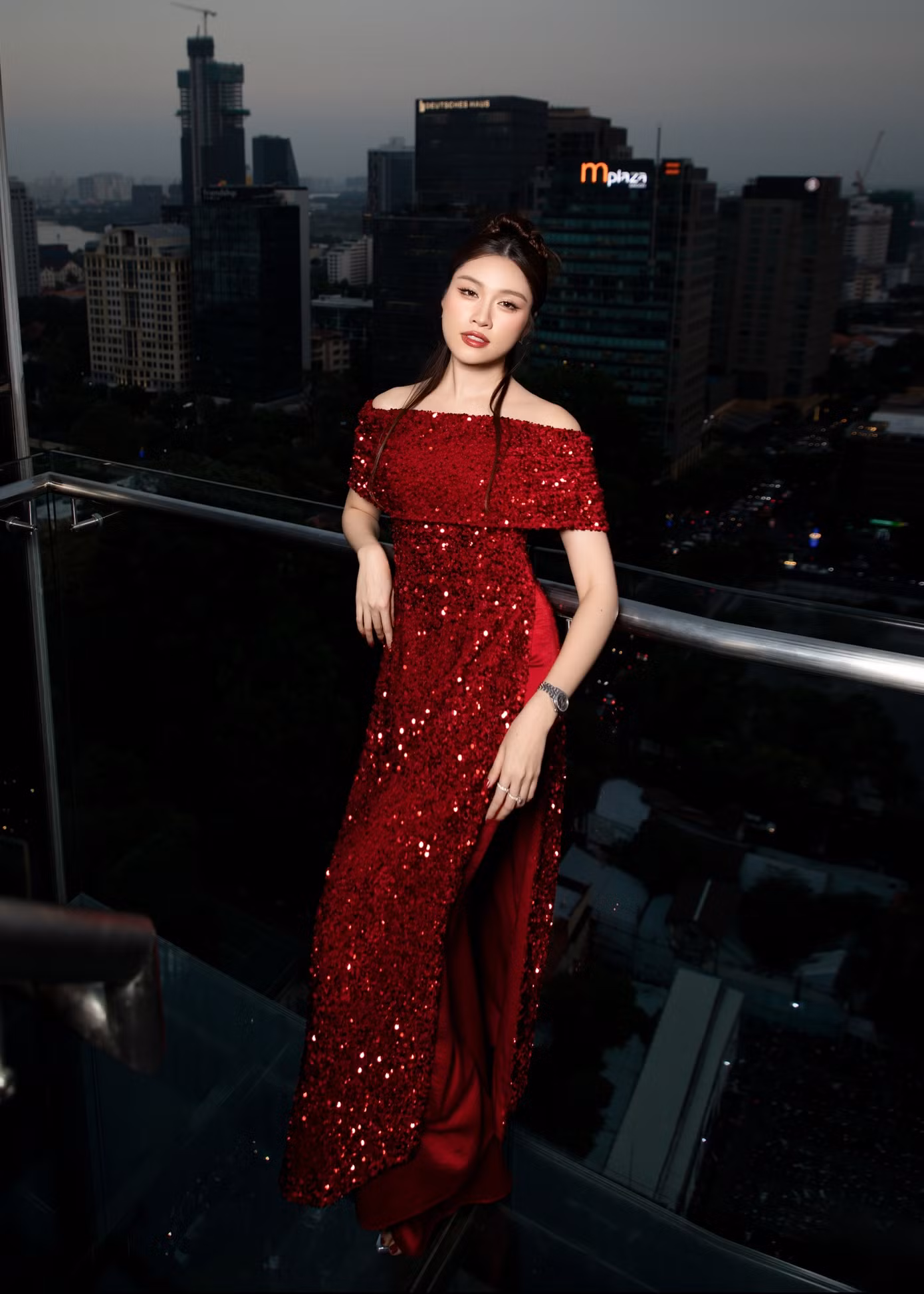Hoa hậu Việt Nam 2010 Đặng Thị Ngọc Hân và MC Thanh Thanh Huyền tỏa sáng trong tiệc tối nhờ các thiết kế áo dài đỏ đính kim sa.