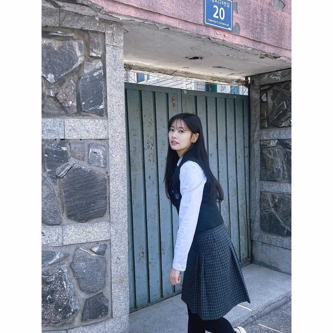 Khán giả bất ngờ khi biết về tuổi thật của Jung So Min - nữ chính Love Next Door. Ở tuổi 35, Jung So Min vẫn vào vai học sinh trung học "cực ngọt".