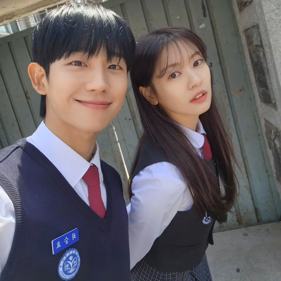 Khán giả bất ngờ khi biết về tuổi thật của Jung So Min - nữ chính Love Next Door. Ở tuổi 35, Jung So Min vẫn vào vai học sinh trung học "cực ngọt".