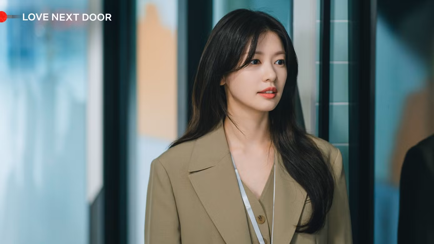 Xuất hiện tại môi trường công sở, sao nữ 8X thanh lịch trong các mẫu blazer, kết hợp cùng quần jeans.