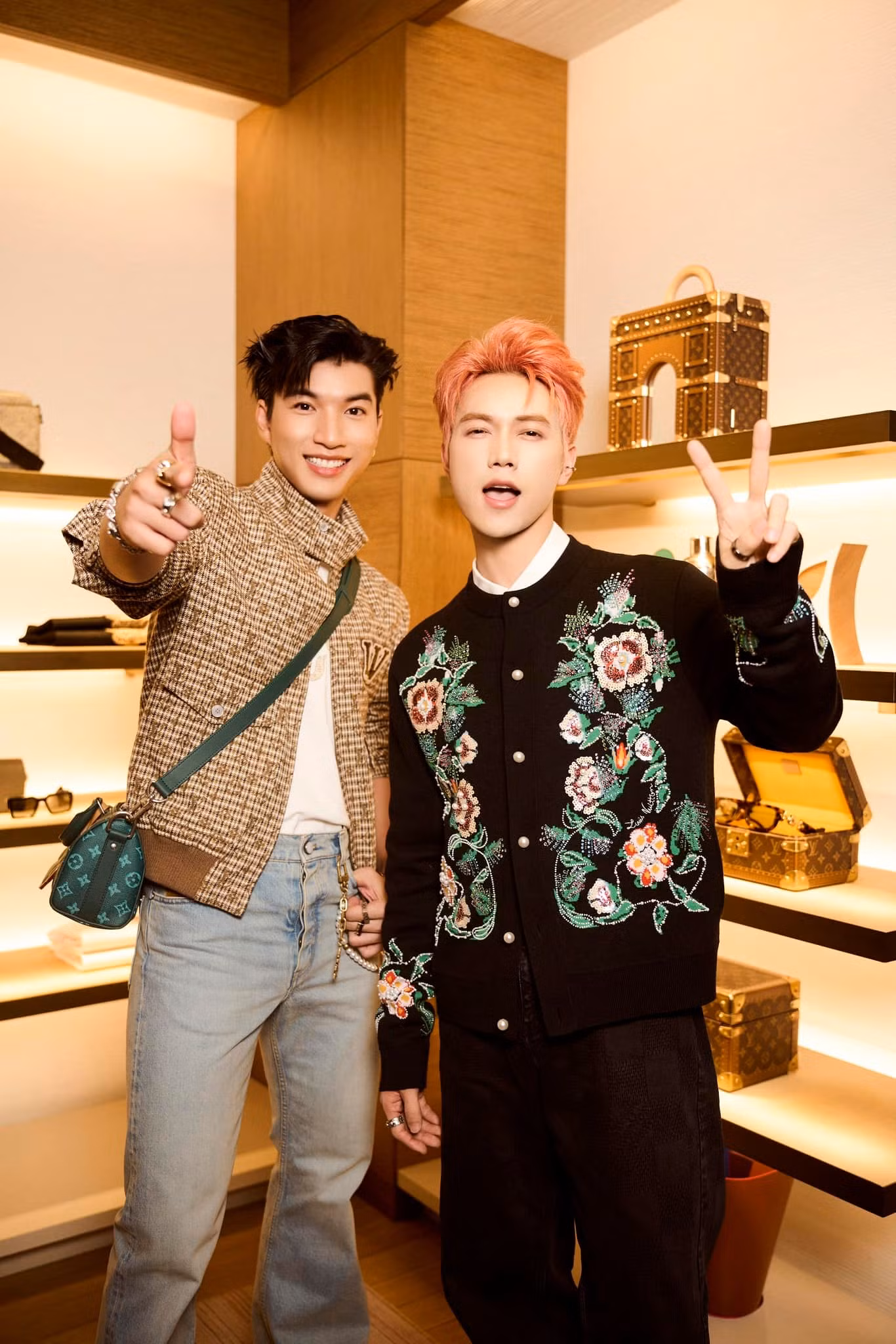 Dàn Anh Trai "Say Hi" đình đám chung khung hình tại sự kiện của nhà mốt Louis Vuitton. Dàn Anh Trai "Say Hi" đình đám chung khung hình tại sự kiện của nhà mốt Louis Vuitton.