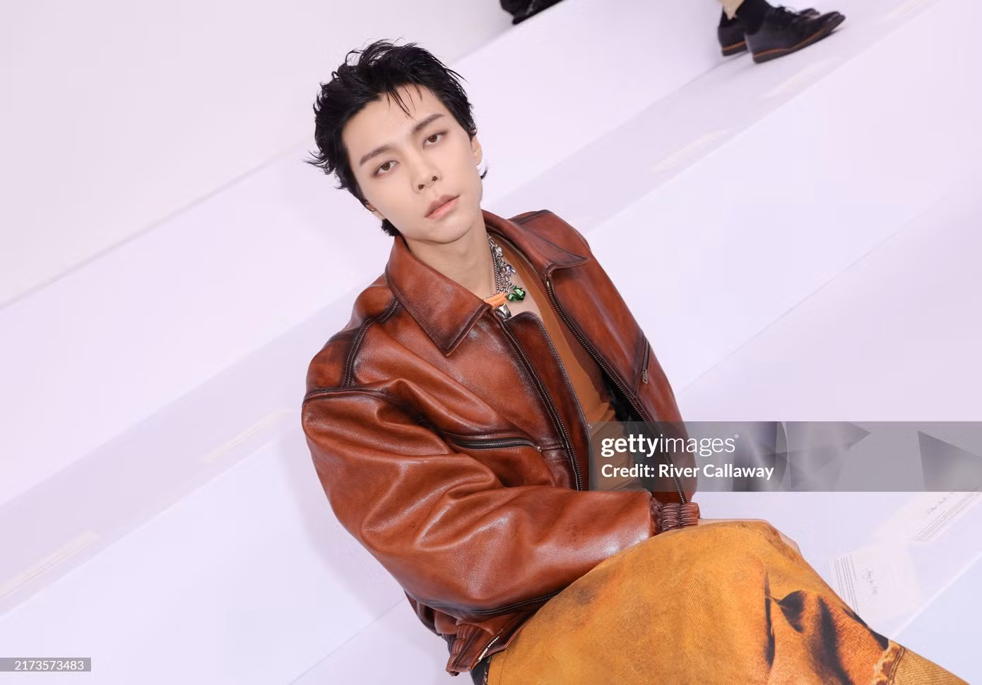 Vẻ phóng khoáng, quyến rũ của nam idol qua ống kính Getty Images.
