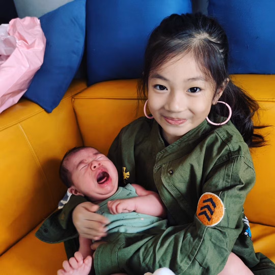 Chloe khoe khả năng mix &amp; match khéo léo trong trang phục thường ngày. Cô bé ưa chuộng các thiết kế thoải mái, mang hơi hướng bụi bặm, cá tính.