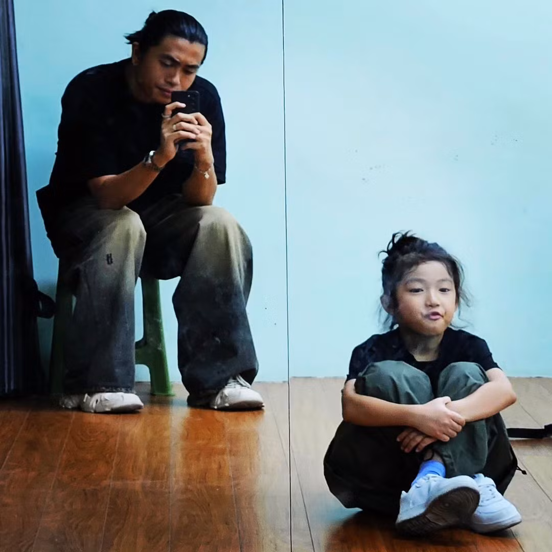 Thiên An qua góc nhìn của bố Kiên Ứng. Hai bố con có mối quan hệ thân thiết, "anh tài" thường là người đứng đằng sau những khung hình "cực nghệ" của con gái trên mạng xã hội.
