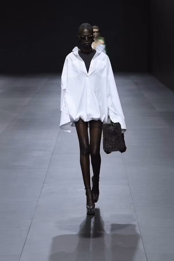 Form dáng phồng bắt đầu được các nhà mốt quốc tế như Valentino, Prada, Proenza Schouler ưa chuộng vào khoảng giữa năm 2023. Form dáng phồng bắt đầu được các nhà mốt quốc tế như Valentino, Prada, Proenza Schouler ưa chuộng vào khoảng giữa năm 2023.