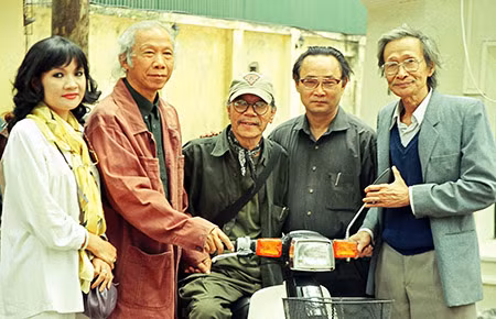 Thu Bồn bên cạnh người vợ cuối cùng Lý Bạch Huệ và bạn bè văn nghệ sĩ: NSND Doãn Hoàng Giang, nhà văn Ngô Thảo, nhà văn Nguyễn Xuân Khánh