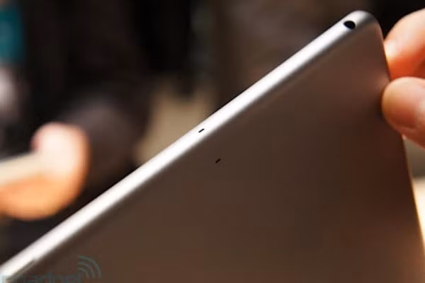 Cạnh trái iPad Air không có nút bấm nào