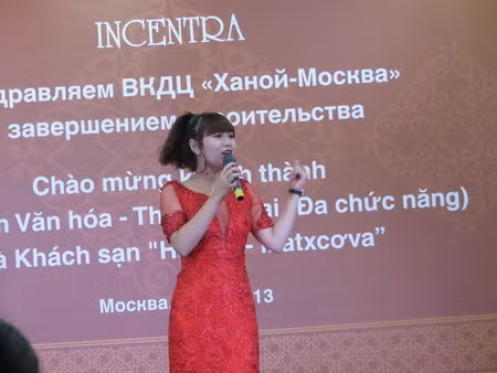 Giải nhất Sao Mai Điểm hẹn 2013 Thanh Huyền biểu diễn tại lễ khai trương