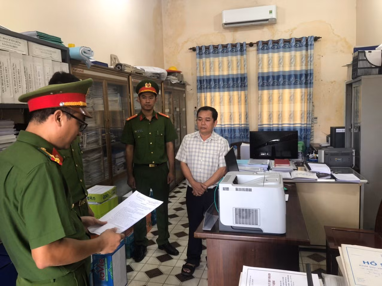 Công an đọc lệnh bắt bị can Nguyễn Văn Nhật Huy Công an đọc lệnh bắt bị can Nguyễn Văn Nhật Huy