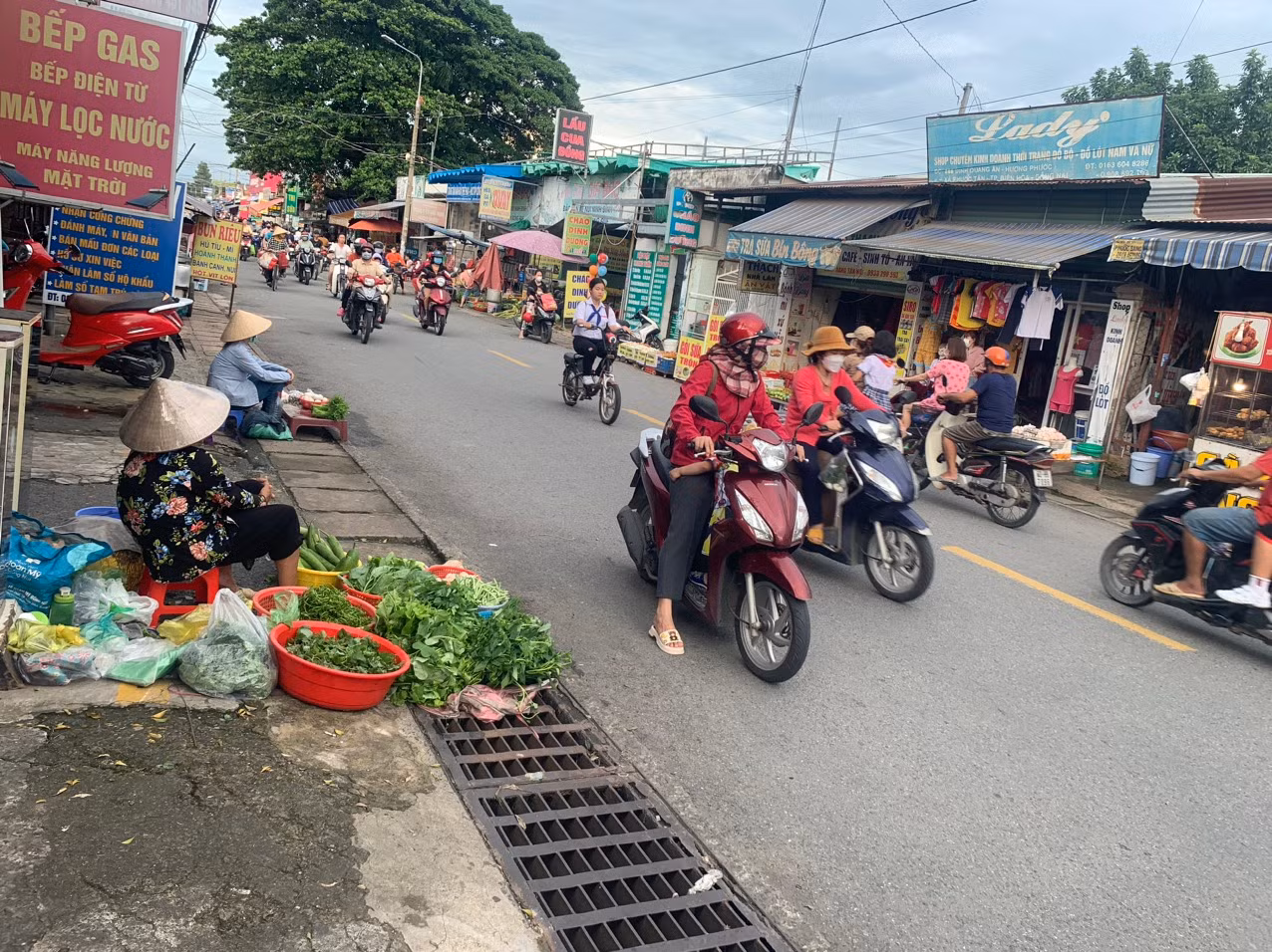 Khu vực phường Phước Tân đang gặp khó khăn vì có nhiều nhà xây trên đất nông nghiệp. Theo Ban Quản lý dự án bồi thường giải phóng mặt bằng và hỗ trợ tái định cư tỉnh Đồng Nai đến nay đã thực hiện kiểm đếm xong các xã thuộc dự án thành phần 2. Riêng đối với các xã, phường thuộc dự án thành phần 1 mặc dù đã tăng cường nhân sự ở các tổ kiểm đếm nhưng đến nay còn xã An Phước (huyện Long thành) và phường Phước Tân (TP Biên Hòa) còn vướng nhiều trường hợp xây dựng nhà trên đất nông nghiệp (phát sinh rất nhiều so với hồ sơ đất đai đang quản lý). Do vậy, công tác kiểm đếm gặp nhiều khó khăn và mất rất nhiều thời gian nên chưa thực hiện xong theo đúng kế hoạch.