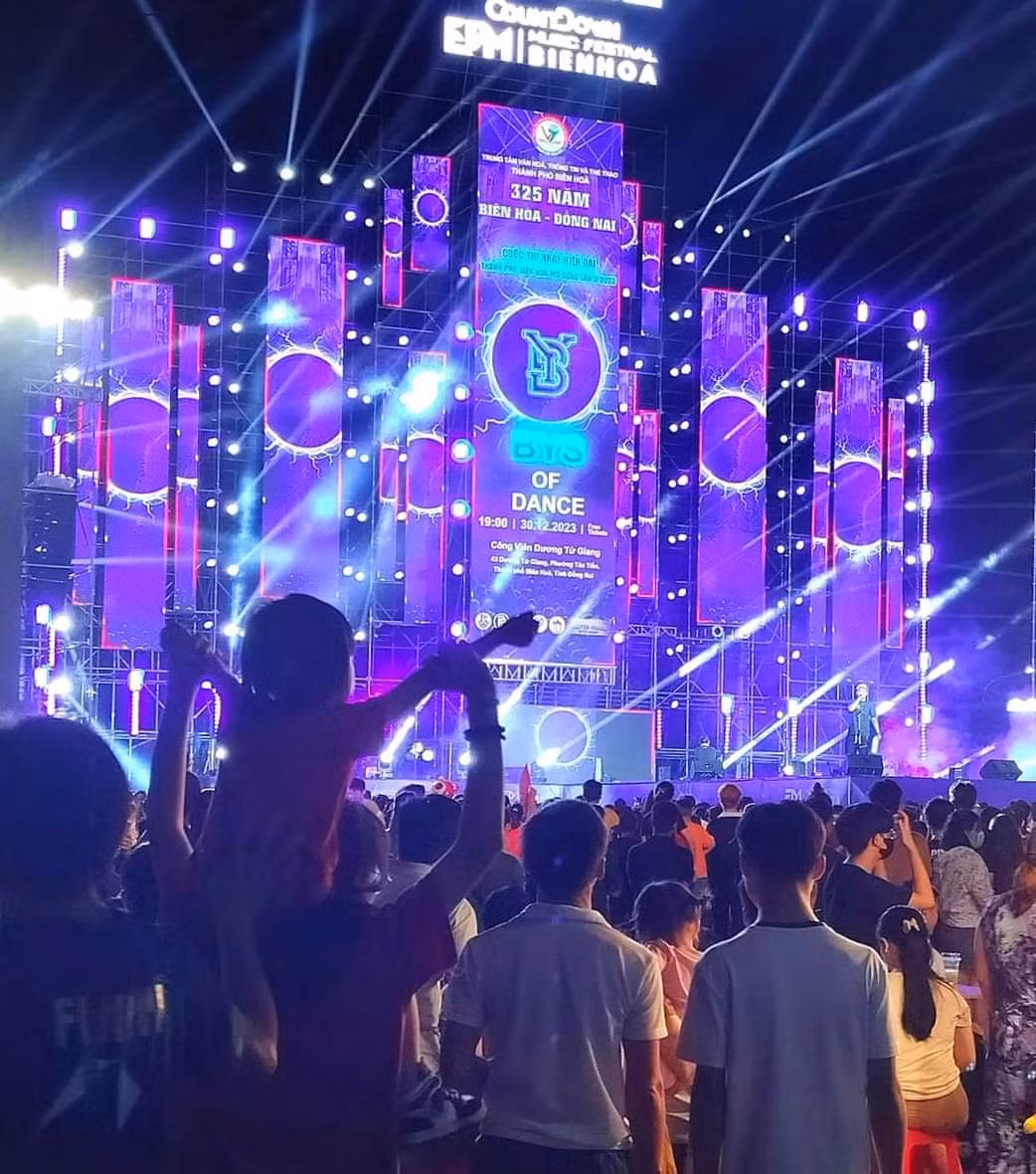 Tại TP Biên Hòa, tỉnh Đồng Nai, khoảng 50 ngàn người tập trung về công viên Dương Tử Giang tham dự lễ hội countdown chào đón năm mới 2024