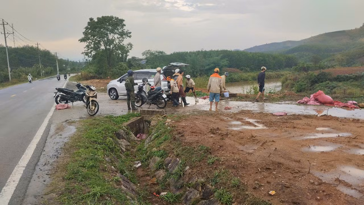 Các nạn nhân được người dân đưa đi cấp cứu Các nạn nhân được người dân đưa đi cấp cứu
