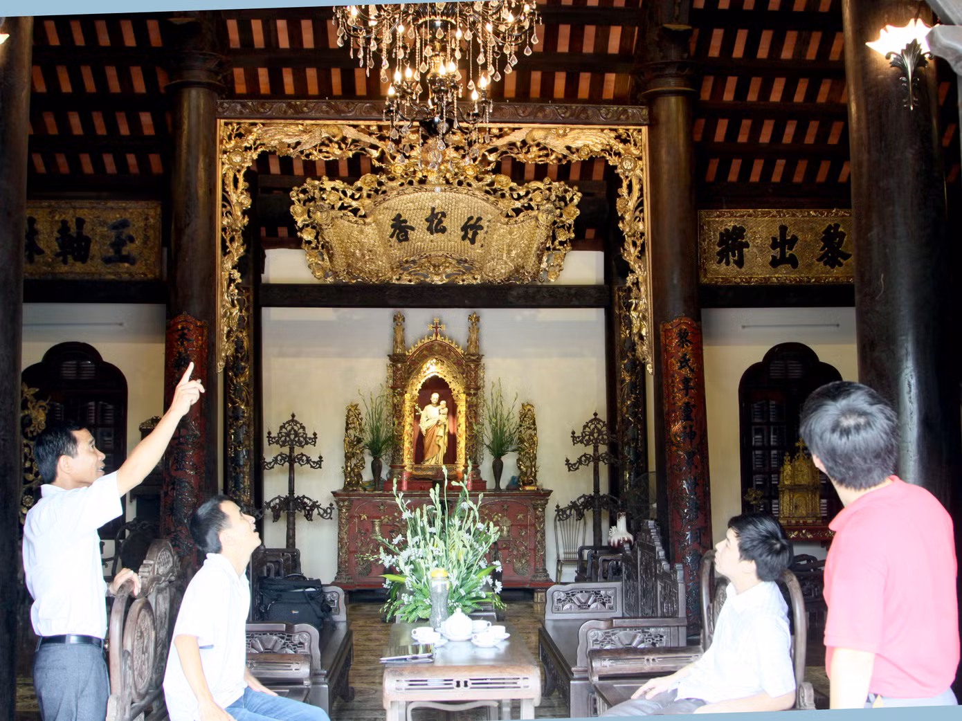 Anh Phạm Văn Nhân giới thiệu chi tiết của căn nhà.