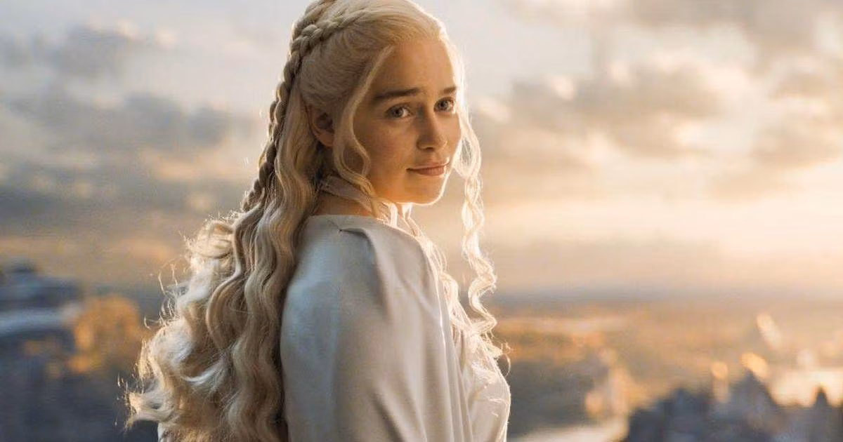 "Mẹ rồng" Emilia Clarke với tạo hình nữ thần trong loạt phim Game of Thrones. Nguồn: HBO. "Mẹ rồng" Emilia Clarke với tạo hình nữ thần trong loạt phim Game of Thrones. Nguồn: HBO.