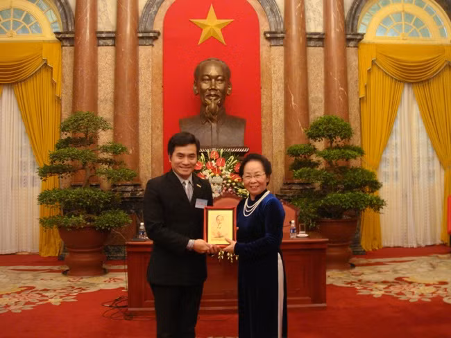 Phó Chủ tịch nước Nguyễn Thị Doan trao bằng khen cho một tài năng trẻ