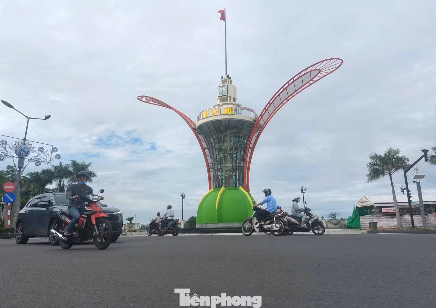 Theo thiết kế tổng thể, công trình biểu tượng cánh hoa dầu với phần trái dầu là chân đế được kết nối với phần thân tháp, phần trên cùng đồng hồ được thiết kế mô phỏng giống tháp chợ Thủ Dầu Một với 4 hướng mặt đồng hồ để theo dõi giờ, phía bên trên có lắp cột cờ. Tổng chiều cao từ chân tháp đến đến cột cờ là 24m.