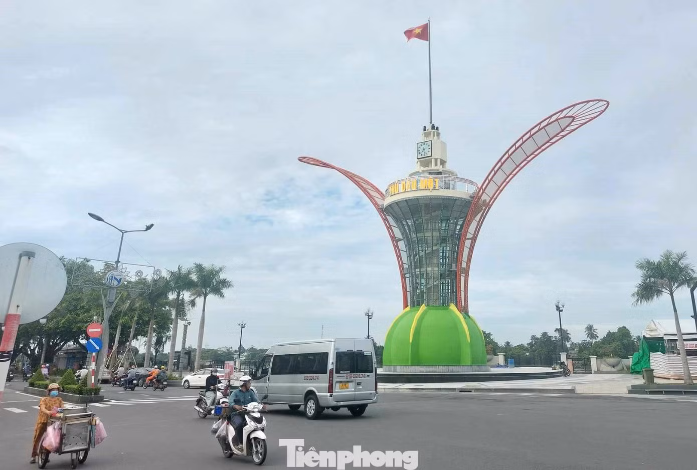 Cặp cánh hoa dầu được thiết kế bằng thép, với phần hoạt tiết được sơn phối màu như cánh hoa dầu tự nhiên cùng hệ thống đèn led trang trí làm nổi bật cánh hoa khi nhìn từ xa cũng như vào ban đêm.