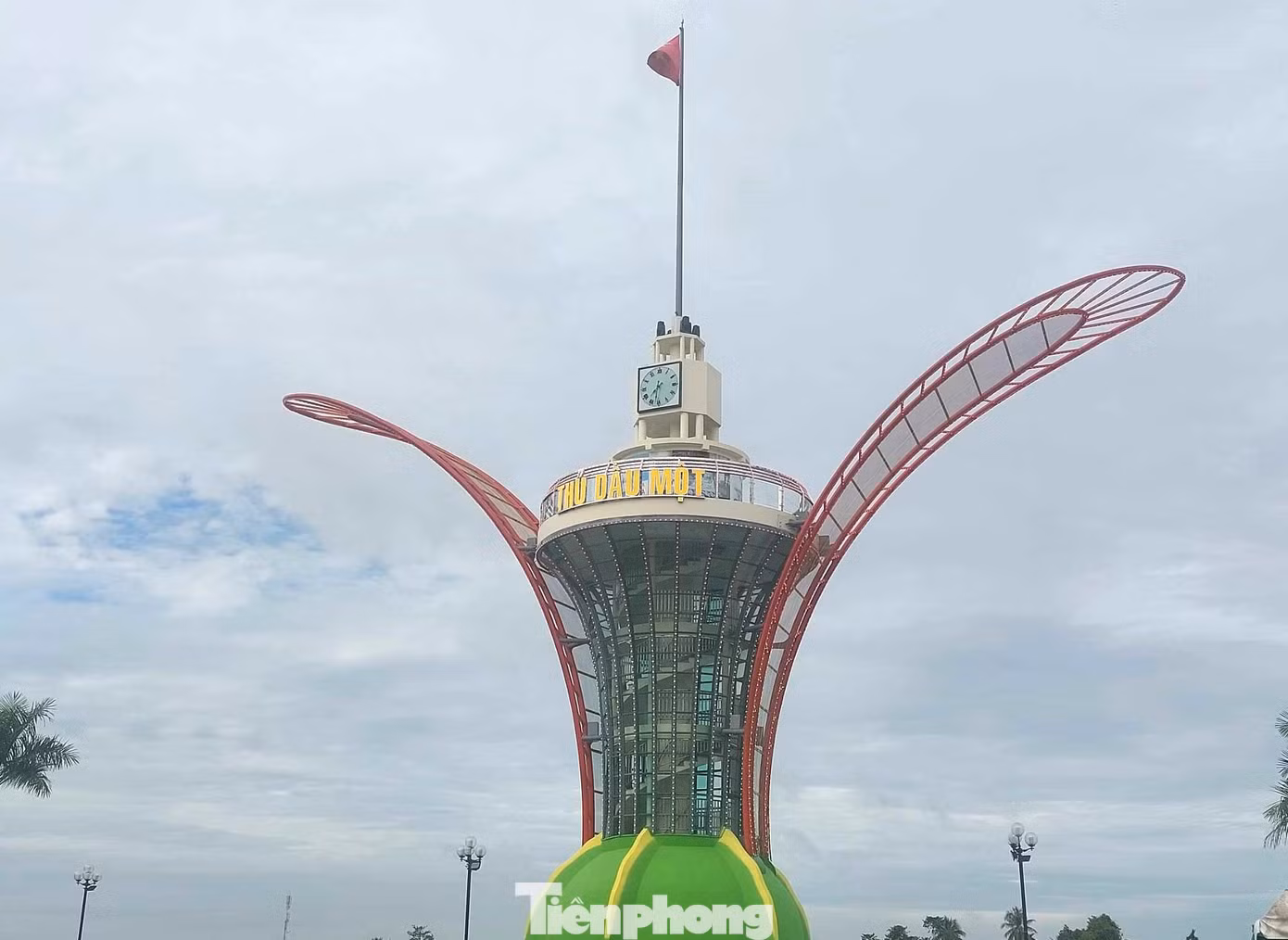 Công trình cánh hoa dầu mang đặc trưng của vùng đất Thủ Dầu Một này được xây dựng hoàn thành kịp kế hoạch để khánh thành dịp lễ Quốc khánh 2/9 tới.
