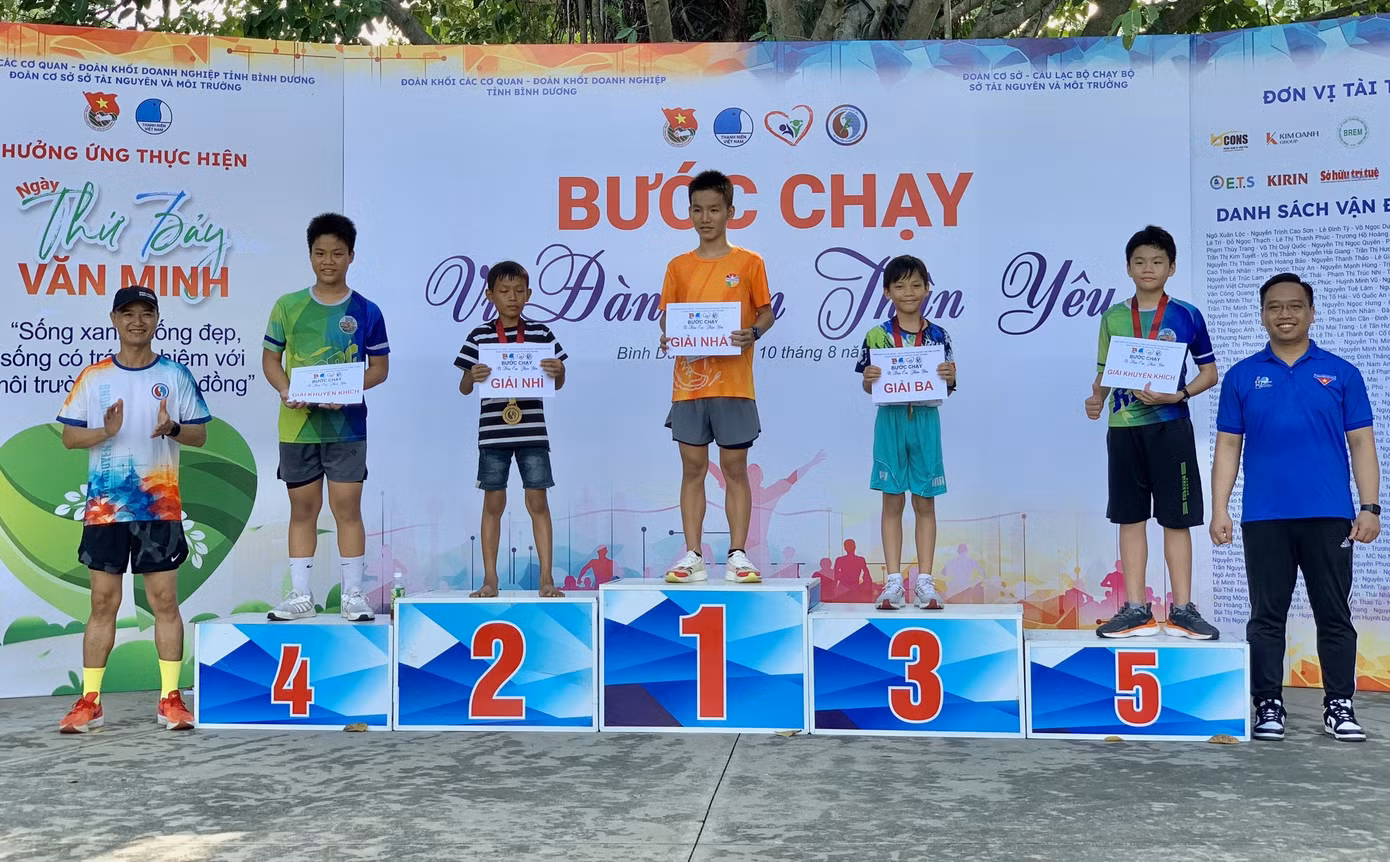 Trao giải chạy bộ cho các vận động viên nhí tham gia