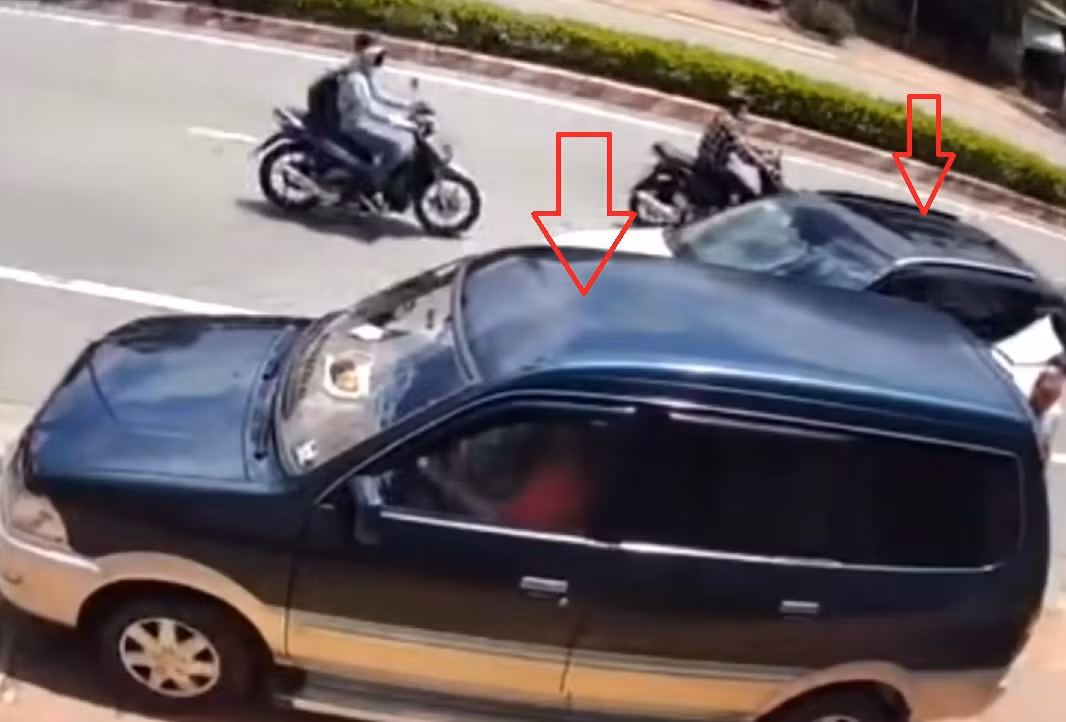 Bị ô tô trắng chặn đường, tài xế ô tô xanh quay đầu định bỏ chạy nhưng bị xe máy chặn lại. Ảnh cắt từ camera an ninh