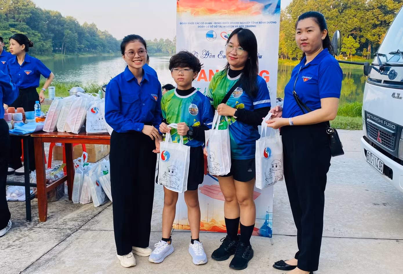 Các bạn trẻ thực hiện chương trình "Đổi sách lấy quà"