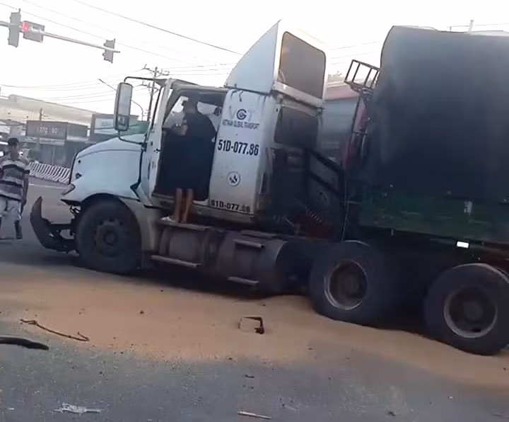 Xe đầu kéo hư hỏng sau tai nạn