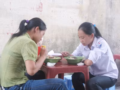 Trước đây rất hiếm thấy các quán ăn đường phố có bàn, ghế, giấy lau đầy đủ cho khách như thế này. Ảnh: Hồ Thu. Trước đây rất hiếm thấy các quán ăn đường phố có bàn, ghế, giấy lau đầy đủ cho khách như thế này. Ảnh: Hồ Thu