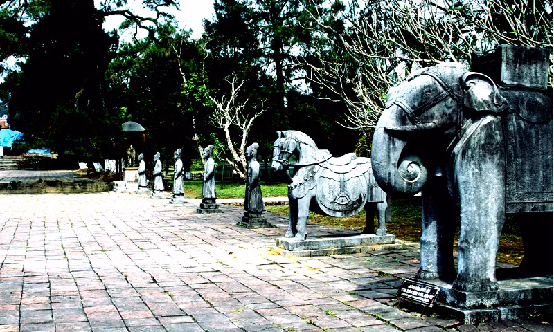 Hàng tượng quan văn võ, ngựa voi ở Bái Đình (nối tiếp sau Đại Hồng Môn) Bái Đình lát gạch Bát Tràng (sân rộng 45x45m)