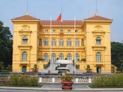 Phía trước Phủ Chủ tịch tại thủ đô Hà Nội